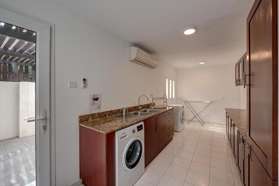 J5 Four Bedroom Villa Holiday Home In Al Wasl For Families Only Dubai Exterior photo
